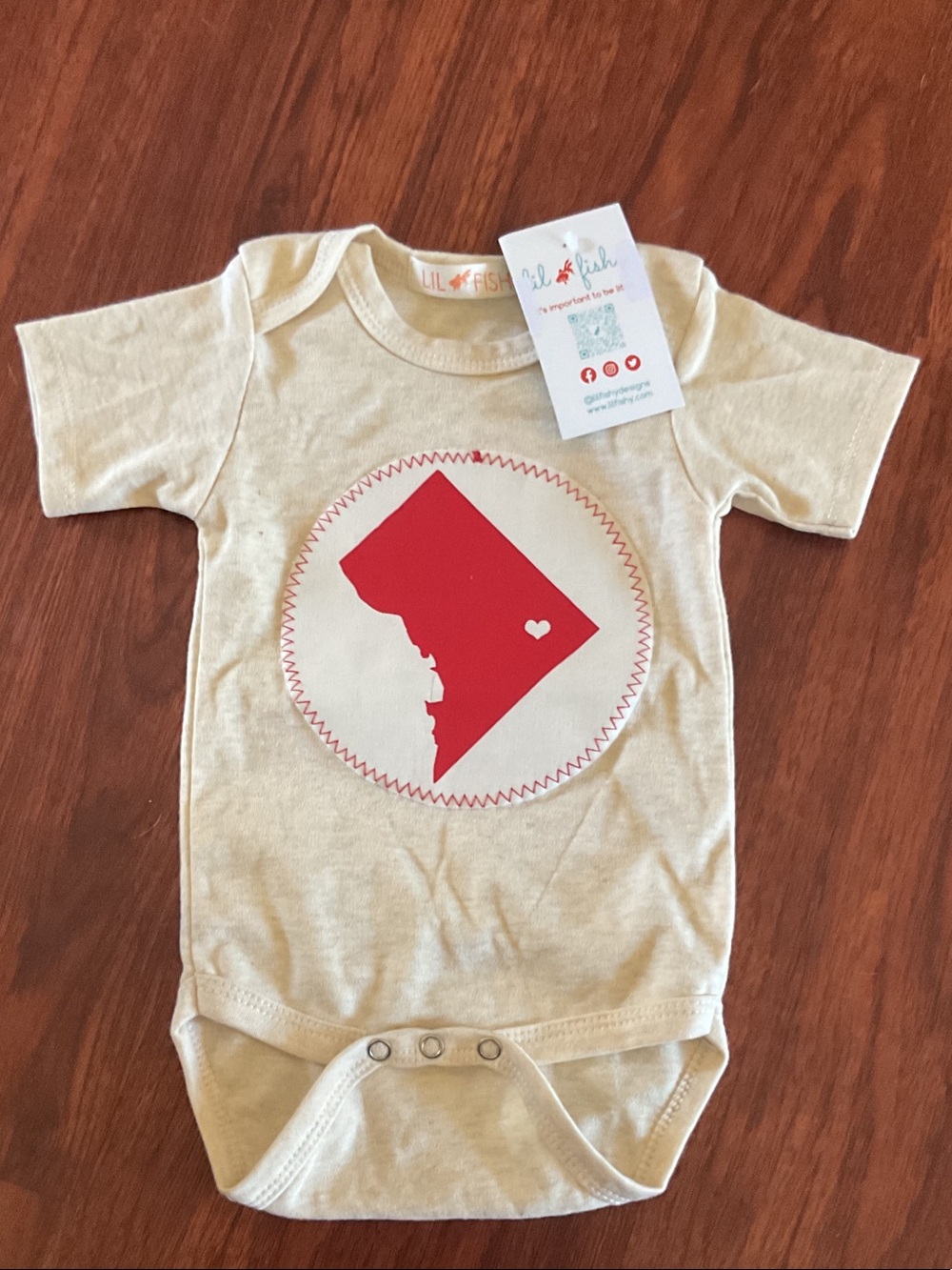 BNWT Lil Fish Baby Onesie with Washington  DC and soft soft Fabric size 12 month